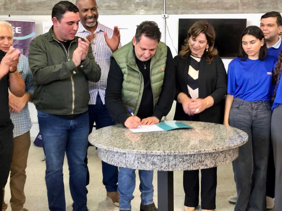 Prefeito Luis Henrique assina Decreto “Agenda Jovem” no Dia Internacional da Juventude