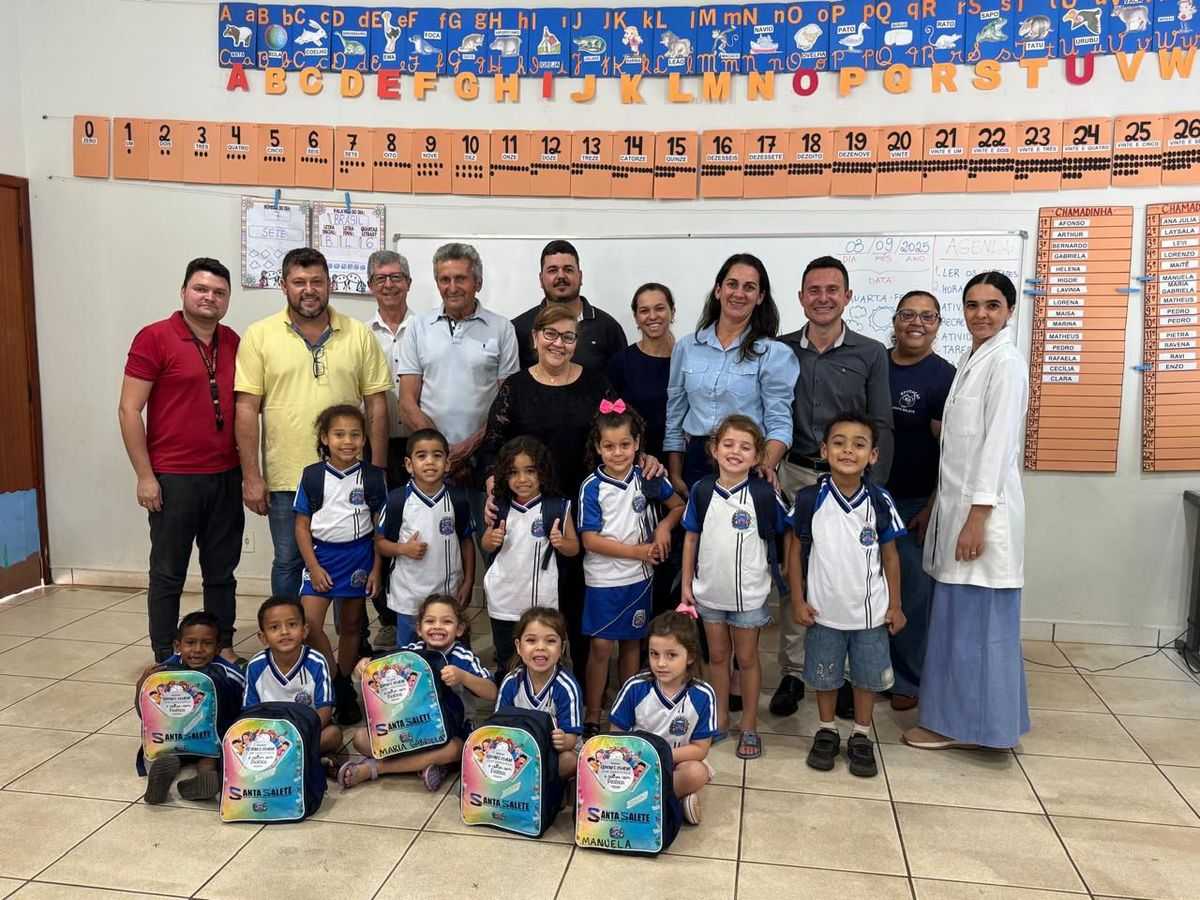 Prefeitura de Santa Salete realiza entrega de kits de uniformes escolares