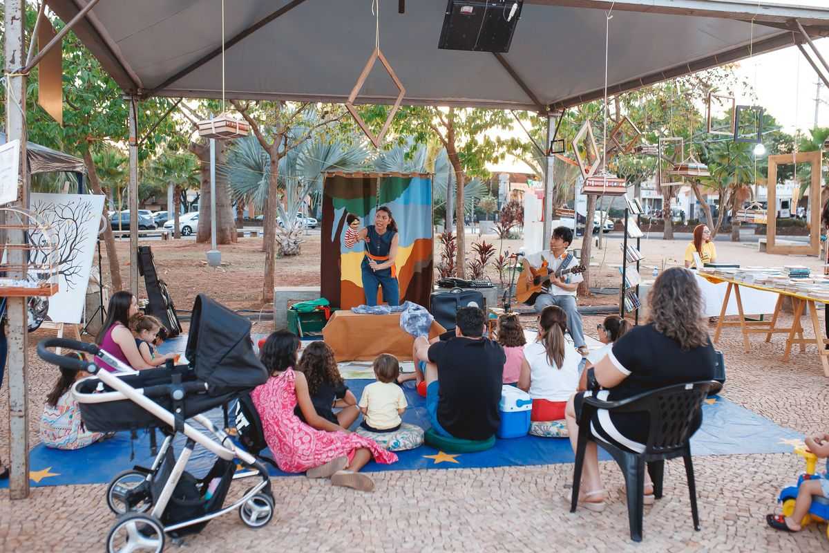 Sarau no Ponto atrai 800 pessoas e transforma a Praça Dr. Euphly Jalles em palco de arte, cultura e encontros