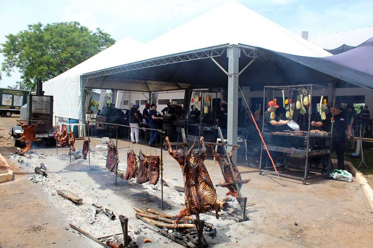 1° BBQ do Clube do Ipê com Jamaica, o churrasqueiro dos artistas, reúne grande público em Jales