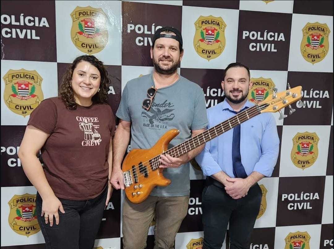 Delegacia de Defesa da Mulher doa instrumento musical apreendido para o polo do GURI em Jales