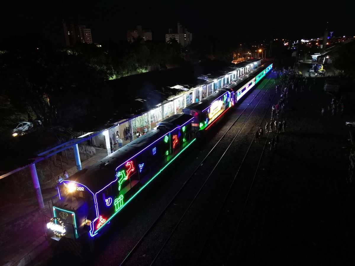 Trem Iluminado da Rumo encanta Jales e reúne centenas de pessoas na Estação Ferroviária