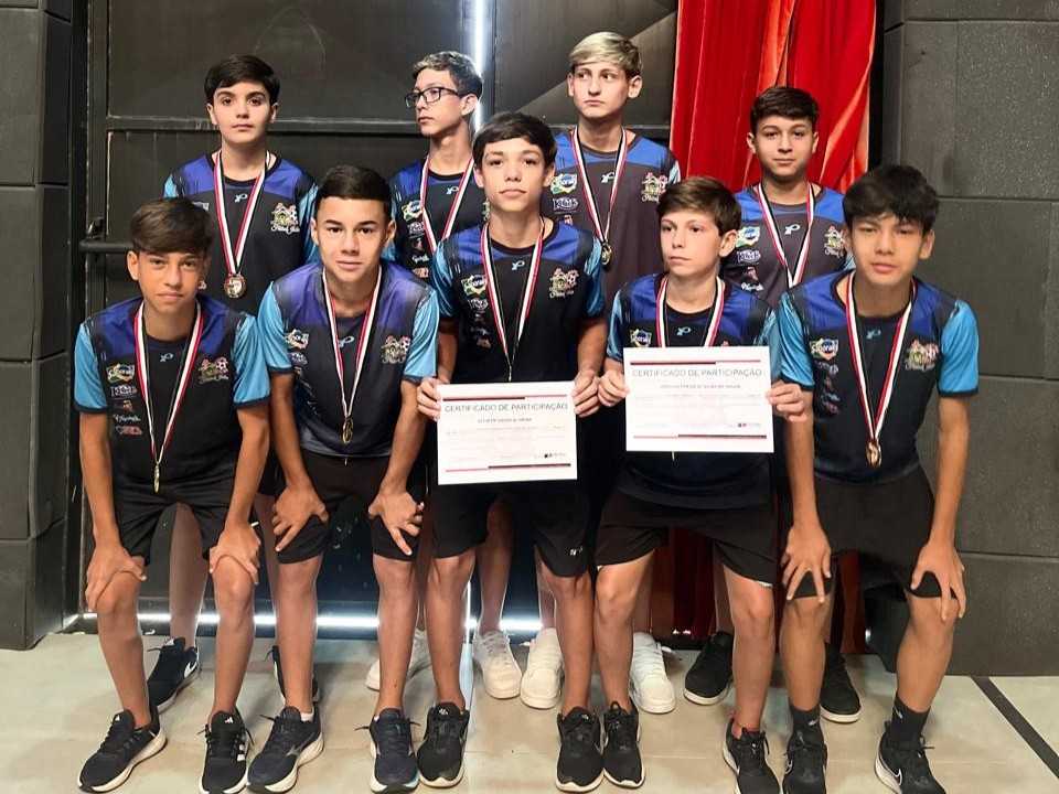 APAFUJ sub-13 é homenageada em cerimônia estadual após conquista regional no Campeonato “Professor José Astolphi”