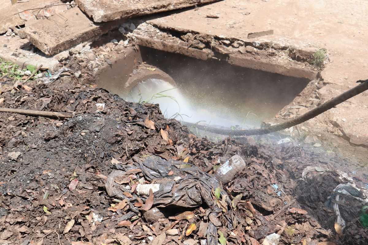 Prefeitura de Jales orienta a população sobre a importância da limpeza de sarjetas