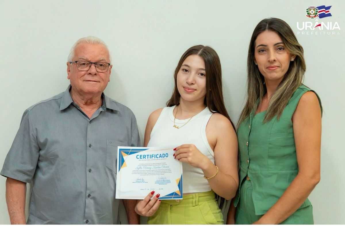 Prefeitura de Urânia entrega certificados do Programa Pró-Universitário a estudantes contemplados
