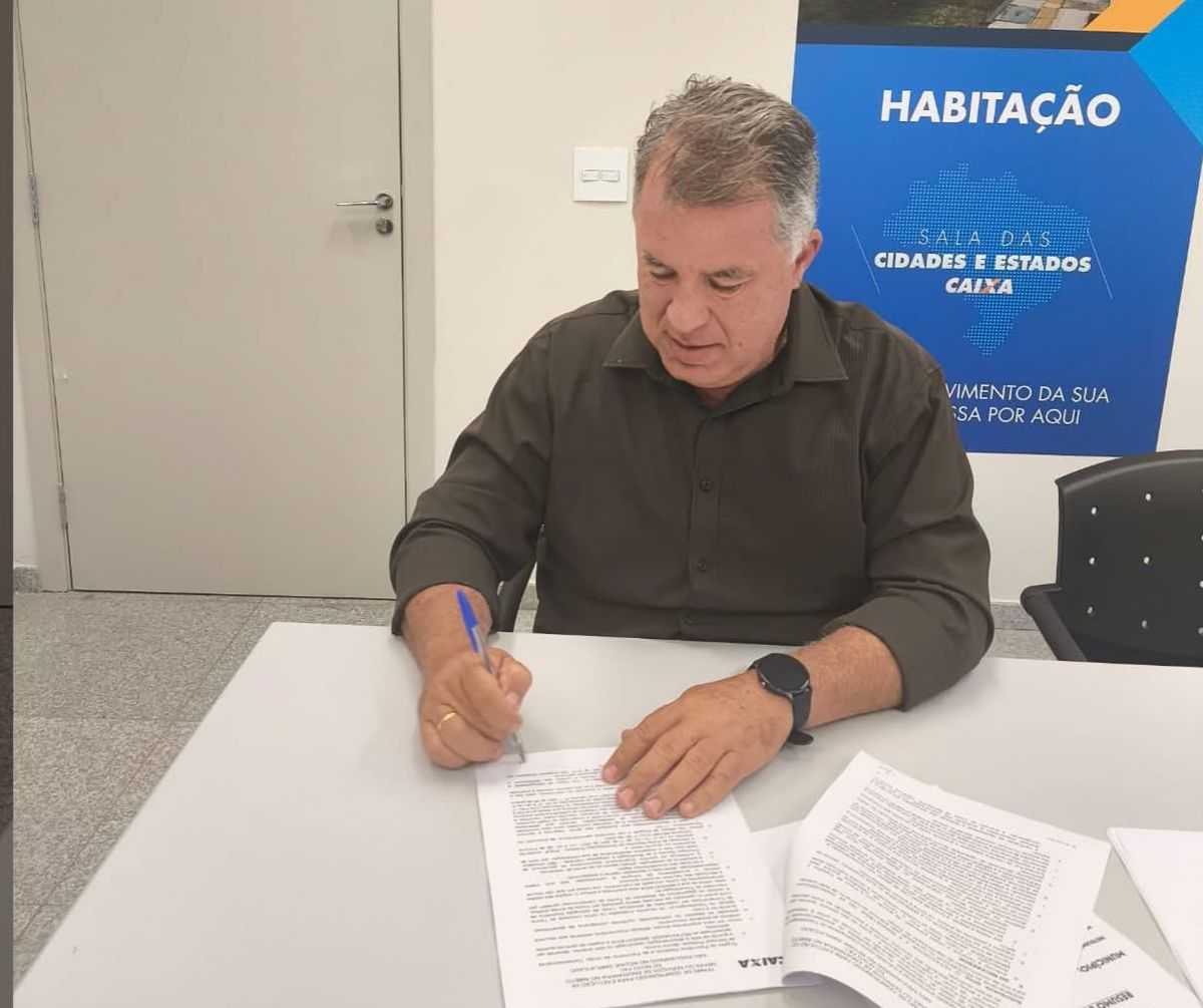 Três Fronteiras assina convênios para construção de 20 casas e recuperação do asfalto do Recinto Municipal