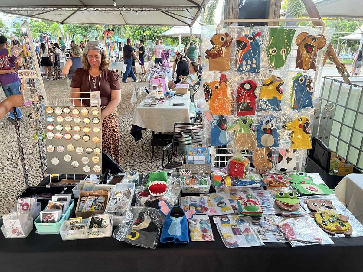 Bazar Arte a Part movimenta Praça Dr. Euphly Jalles e reúne artesãos e visitantes