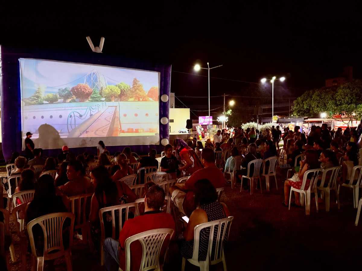 Jales terá brinquedos infláveis e cinema ao ar livre no dia 15 de abril na praça da Catedral