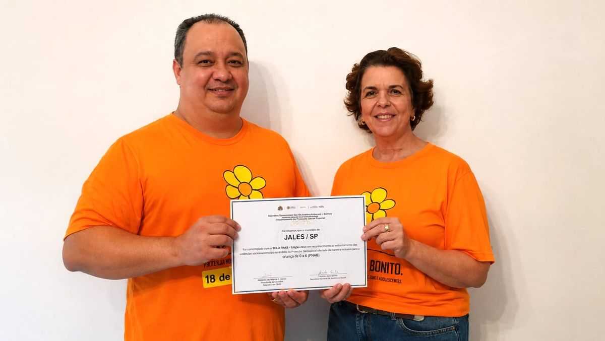 O secretário de Desenvolvimento Social, Reginaldo Viota, e a diretora de Gestão Administrativa, Pérola Maria Fonseca Cardoso, com o Selo FNAS de Excelência