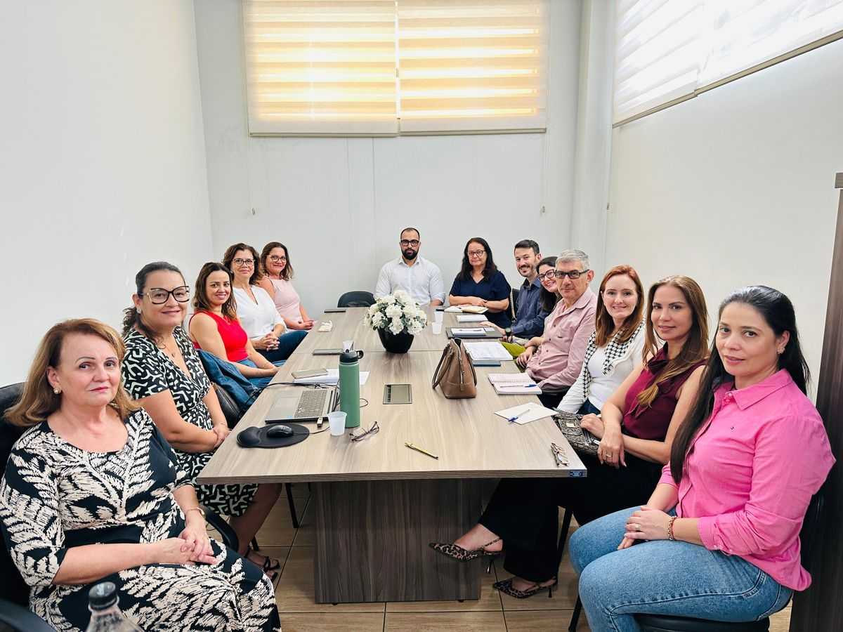 Reunião de planejamento: A Secretaria Municipal de Saúde recebeu, na terça-feira, dia 26 de maio, representantes das Comissões Intergestores Regionais (CIR) de Jales, Fernandópolis e Santa Fé do Sul, além de representantes do Hospital de Amor, para uma reunião de alinhamento e planejamento para a implantação do serviço do Centro Especializado em Reabilitação - CER IV, em Jales 