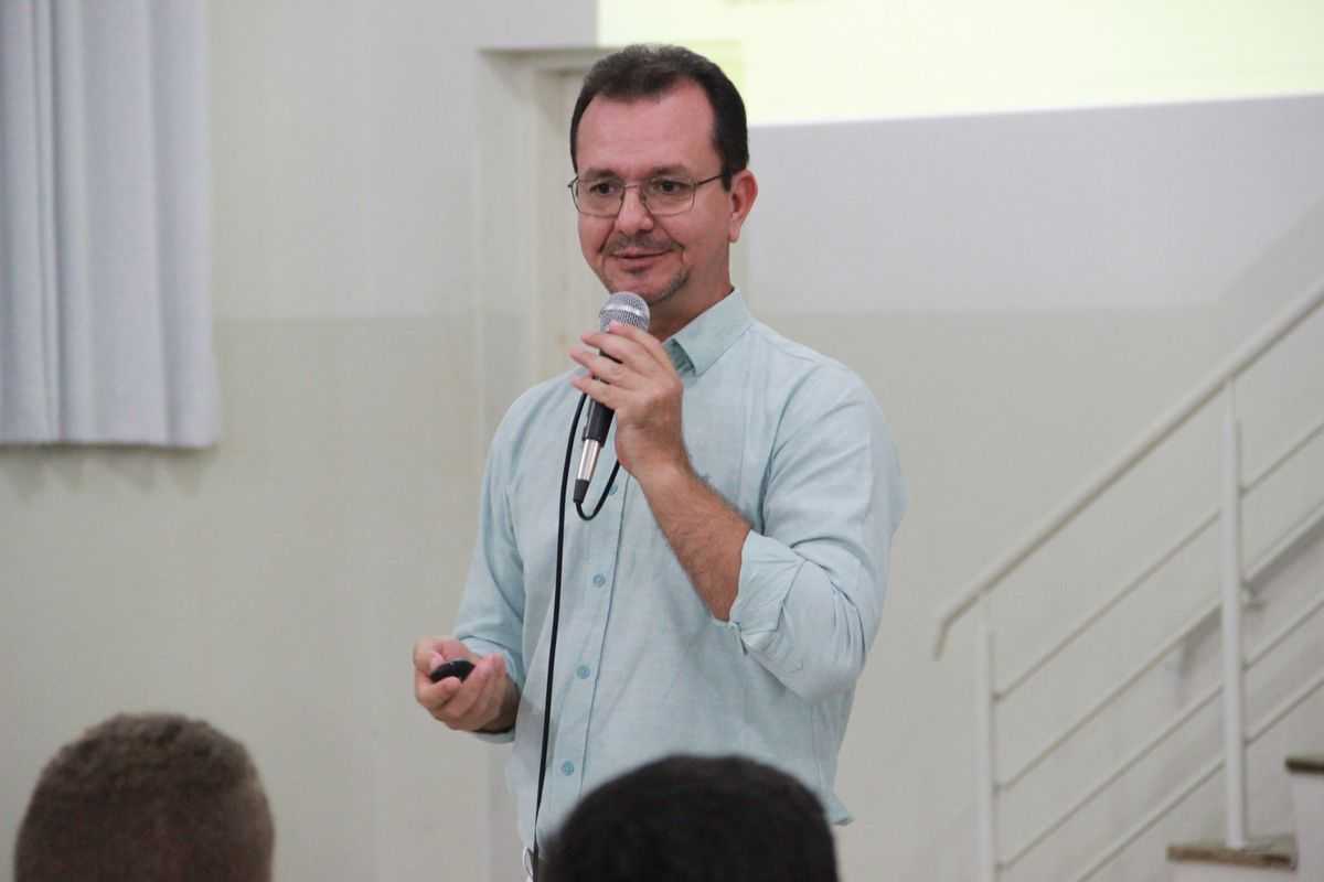 A palestra foi ministrada pelo professor Me. André de Paula Viana, que destacou, entre outros pontos, a importância do preenchimento correto de documentos, como o prontuário