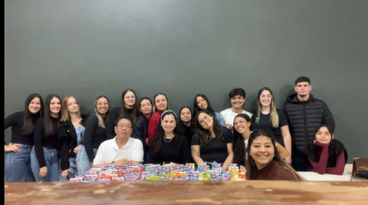 Alunos do 1º semestre do curso de Farmácia do UNIJALES arrecadaram 97 caixinhas de gelatina, que foram doadas à Santa Casa de Jales