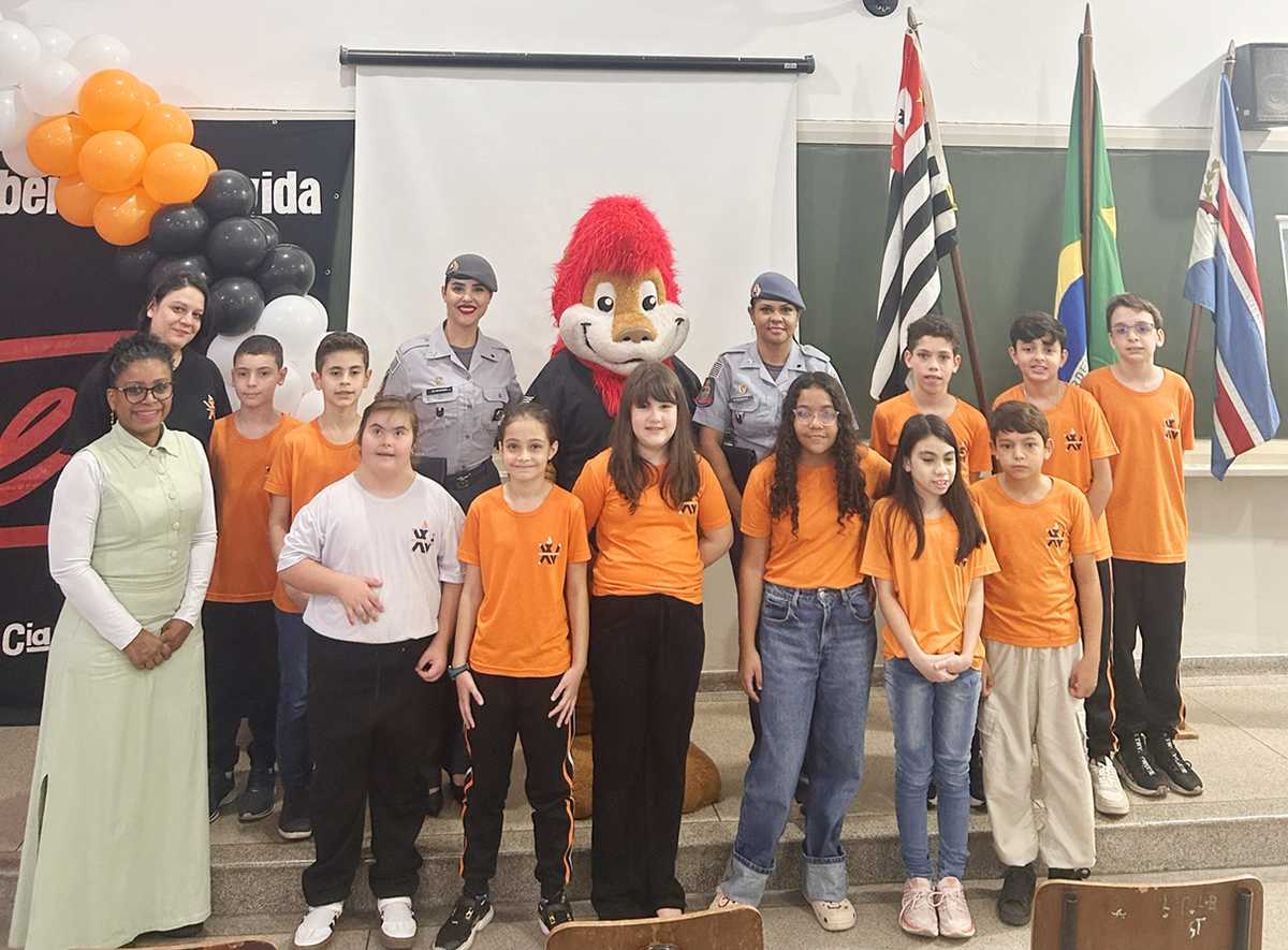 Da esquerda para a direita: a coordenadora do Ensino Médio, Suéllen Karla; a professora Jeanice Miorin; a diretora do Colégio XV de Abril, Raquel Tresso; as policiais militares Nayara Almeida e Rafaela Andrade; o capitão da Polícia Militar de Jales, Rafael Clara; o mantenedor Oswaldo Soler Junior; o gestor Oswaldo Soler Neto; e a coordenadora do Ensino Fundamental I, Jéssica Araujo