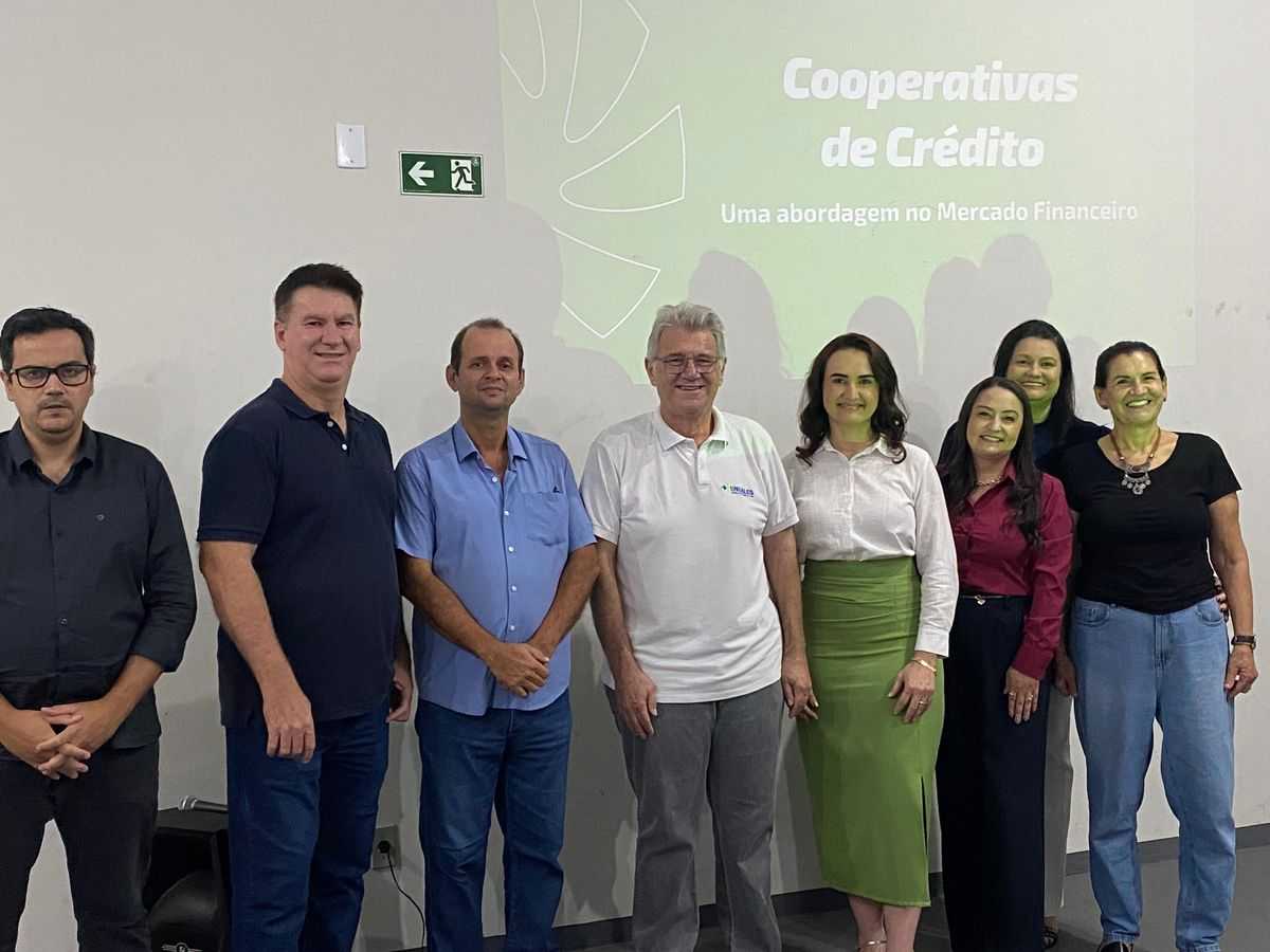 A diretora de graduação do UNIJALES, Eliana Menossi, acompanhou a palestra com as especialistas do Sicredi