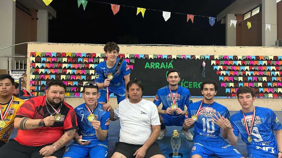 Atual campeã dos Jogos Regionais, a equipe de Handebol Masculino Sub-21 integra a delegação de Jales que disputará a edição de 2026 da competição. Na foto, parte dos atletas com o treinador Eduardo Matheus, o 