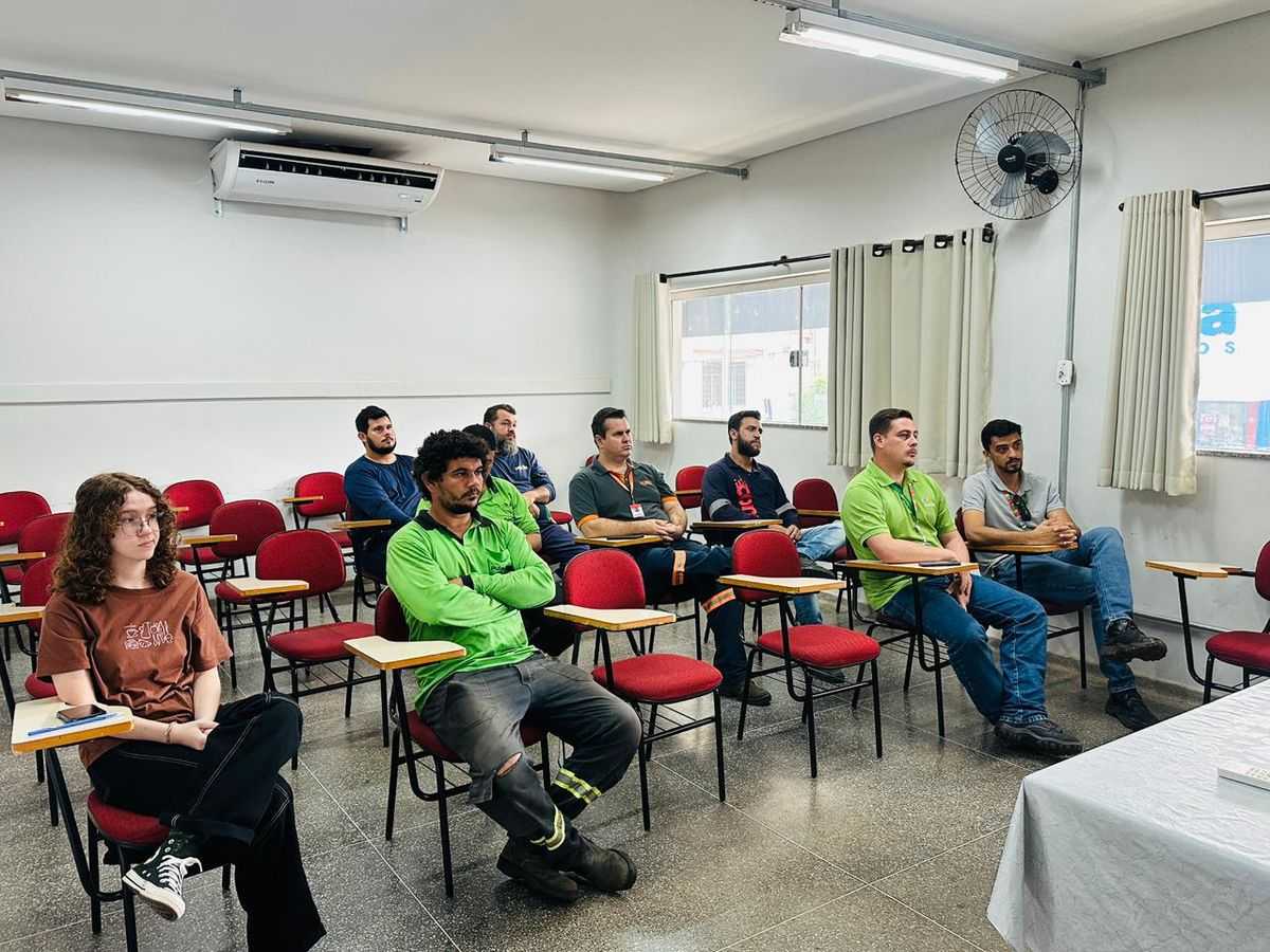 Participaram da reunião com representantes de empresas de telecomunicações, o supervisor de distribuição da Neoenergia Elektro, Henrique Martin, o secretário municipal de Obras, Infraestrutura e Desenvolvimento Urbano, Manoel de Aro, e o engenheiro elétrico da Prefeitura de Jales, Ricardo Angelucci