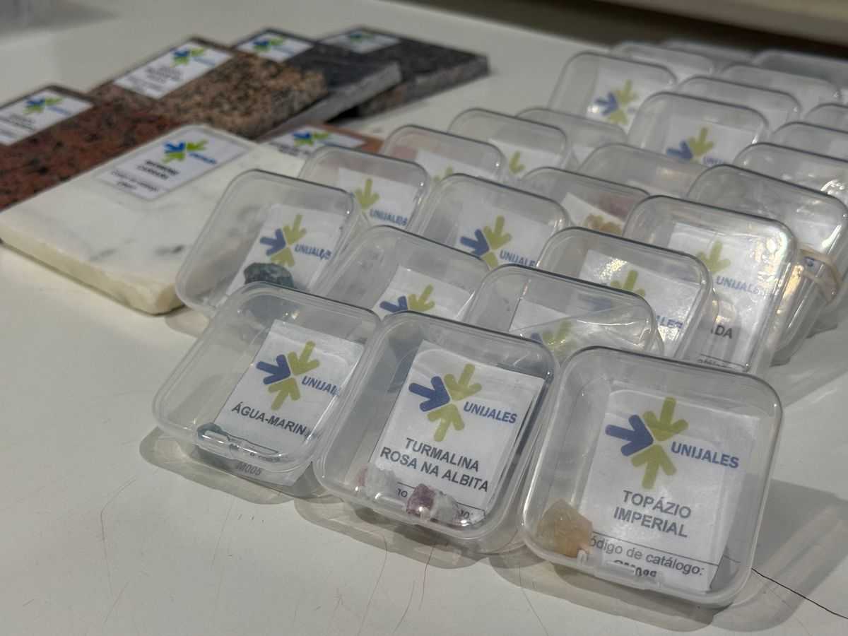 A coleção é composta por quase 100 amostras e contém pedras raras, como água-marinha e topázio imperia