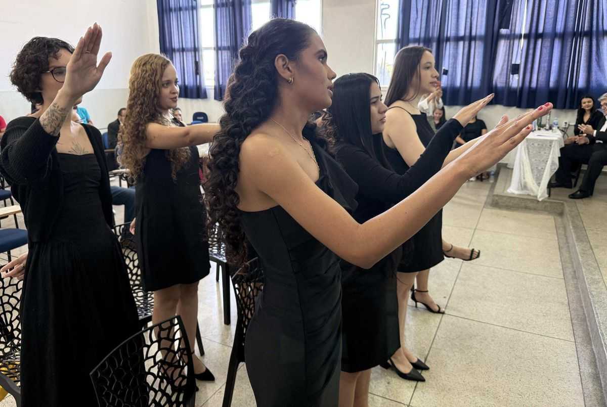 As formandas dos cursos de licenciatura durante o juramento feito na colação de grau