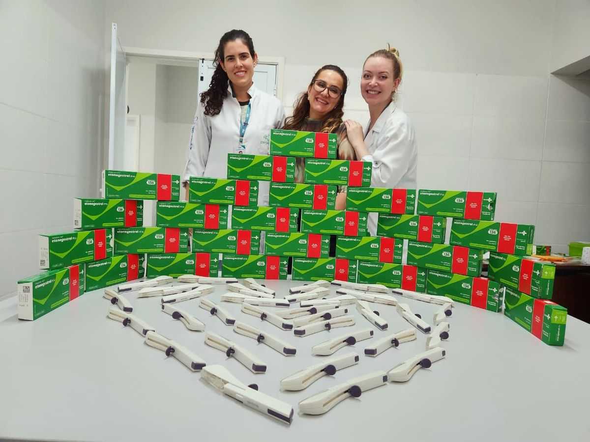 As enfermeiras Fernanda Barbosa Oliveira e Kezia Sabatini e a diretora do Departamento de Atenção Básica, Leidepaula da Rocha Belon com os métodos contraceptivos de longa duração disponibilizados pelo Sistema Único de Saúde (SUS) para Jales