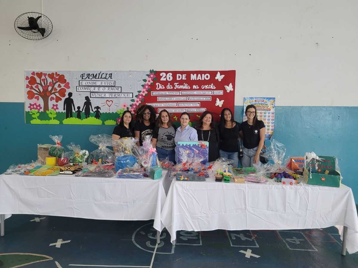 Caixas de papelão, tampas de garrafas PET e demais itens recicláveis foram usados na confecção