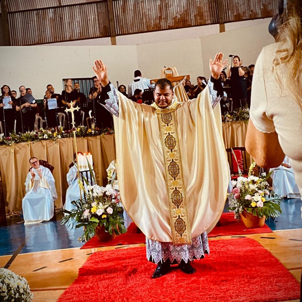 Diácono Diemerson é ordenado e se torna o primeiro padre nascido em Santo Antônio do Aracanguá