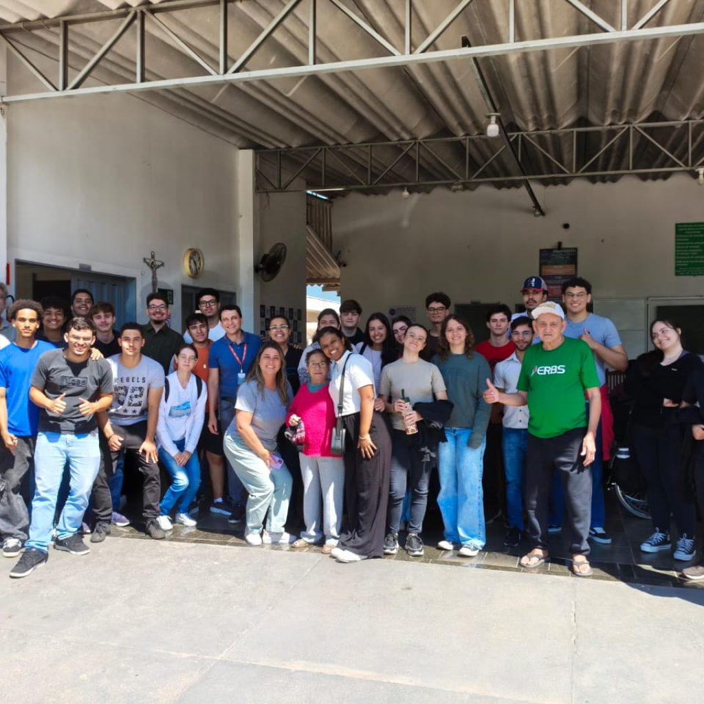 Estudantes do curso de Análise e Desenvolvimento de Sistemas da Fatec Jales visitam asilo