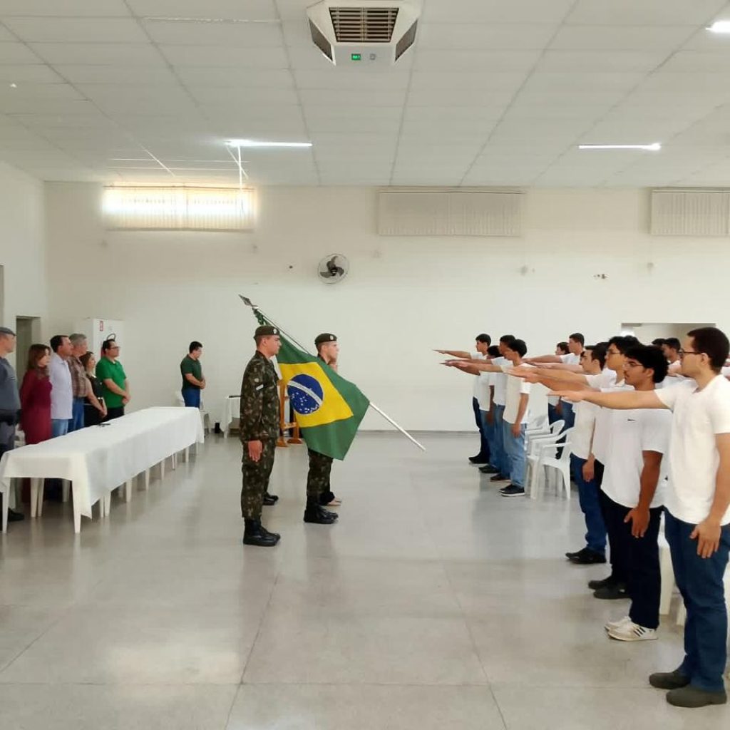 Jovens de Santa Salete participam de cerimônia de Juramento à Bandeira em Urânia