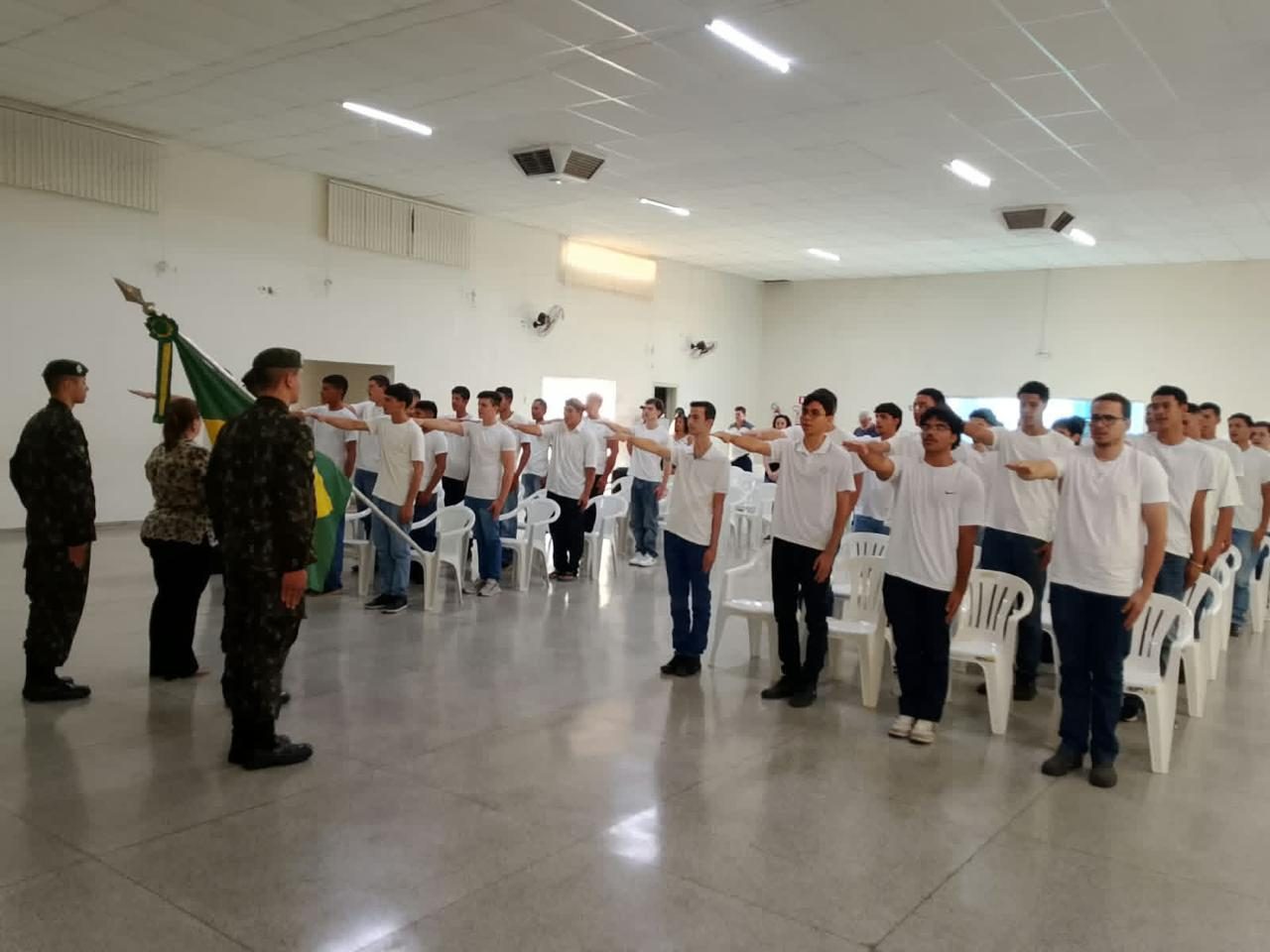 Jovens de Santa Salete participam de cerimônia de Juramento à Bandeira em Urânia