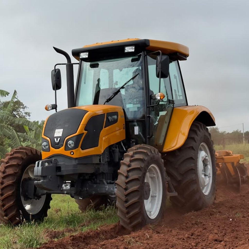 Novo trator amplia atendimento aos produtores rurais de Santa Salete