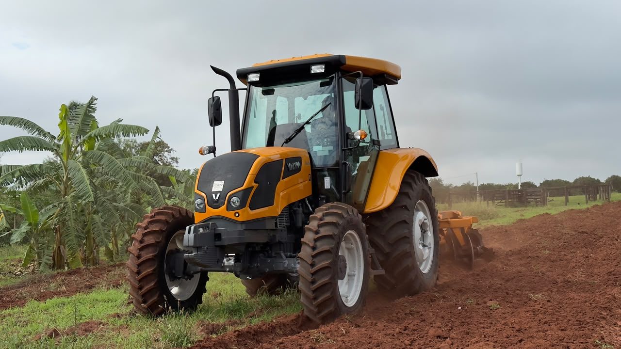 Novo trator amplia atendimento aos produtores rurais de Santa Salete