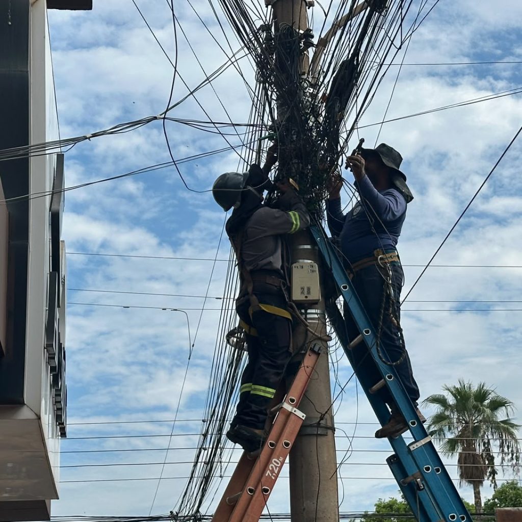 Prefeitura realiza nova etapa de retirada de fios velhos em ruas e avenidas de Jales