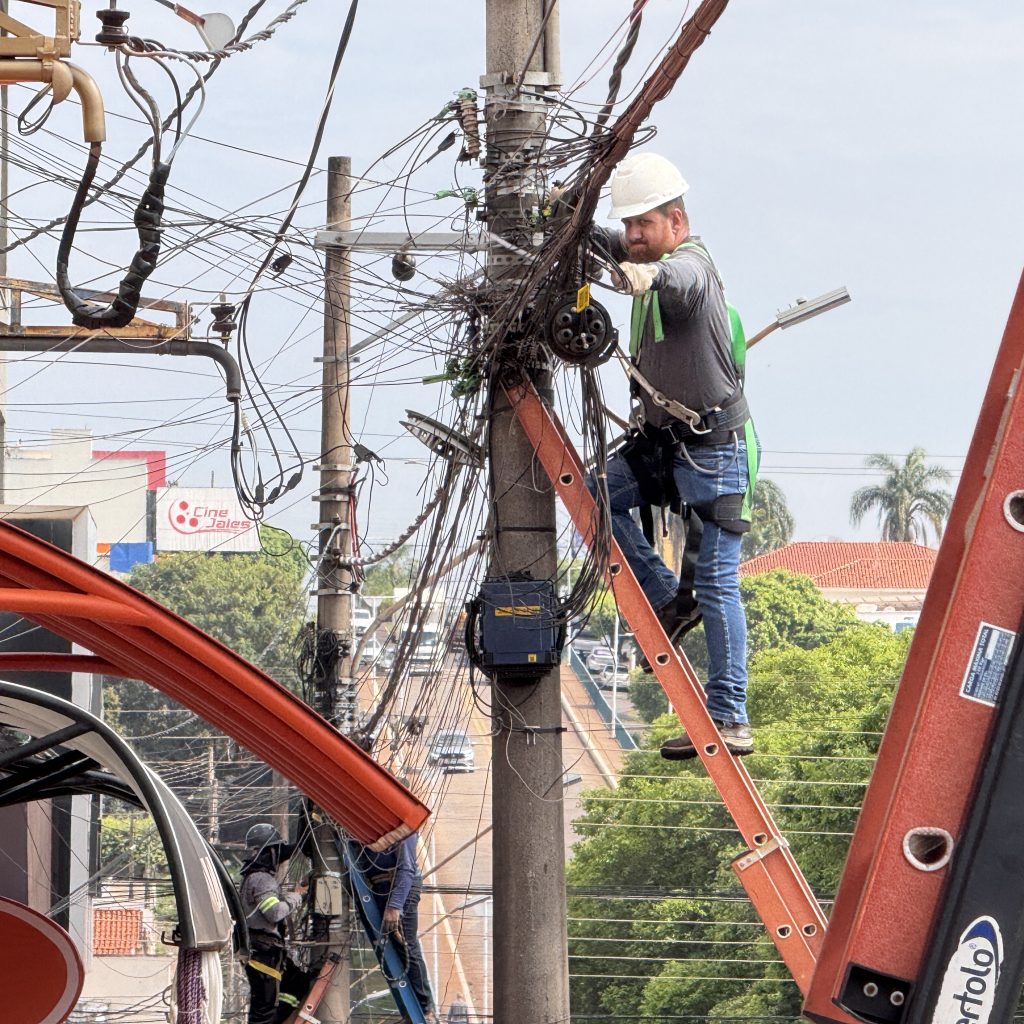 Prefeitura realiza nova etapa de retirada de fios velhos em ruas e avenidas de Jales