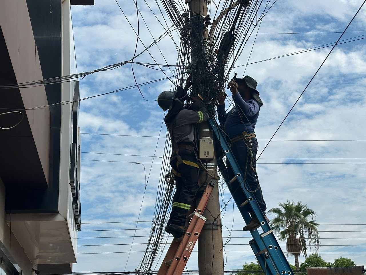 Prefeitura realiza nova etapa de retirada de fios velhos em ruas e avenidas de Jales