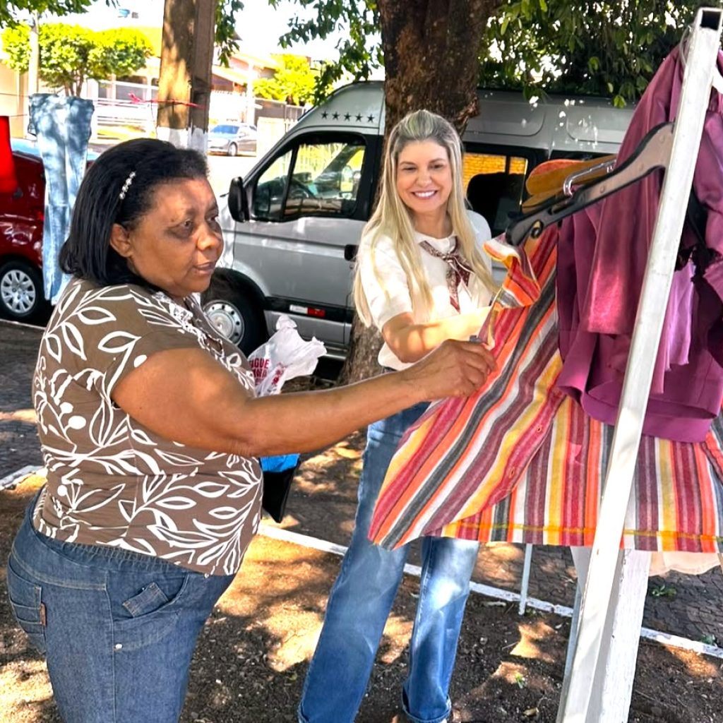 Varal Solidário entrega aproximadamente 1000 peças de roupas e calçados na Praça João Caparroz em Jales