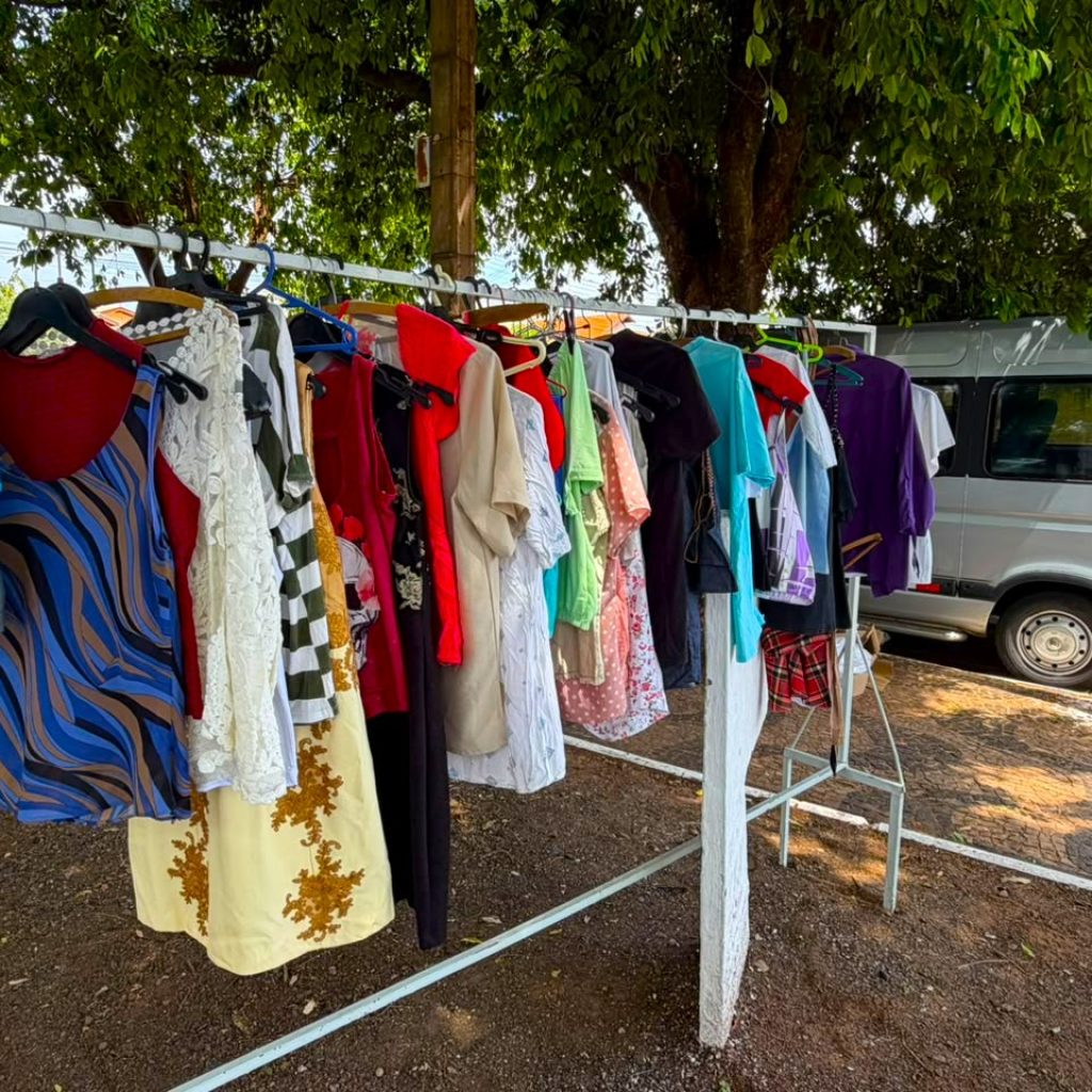 Varal Solidário entrega aproximadamente 1000 peças de roupas e calçados na Praça João Caparroz em Jales