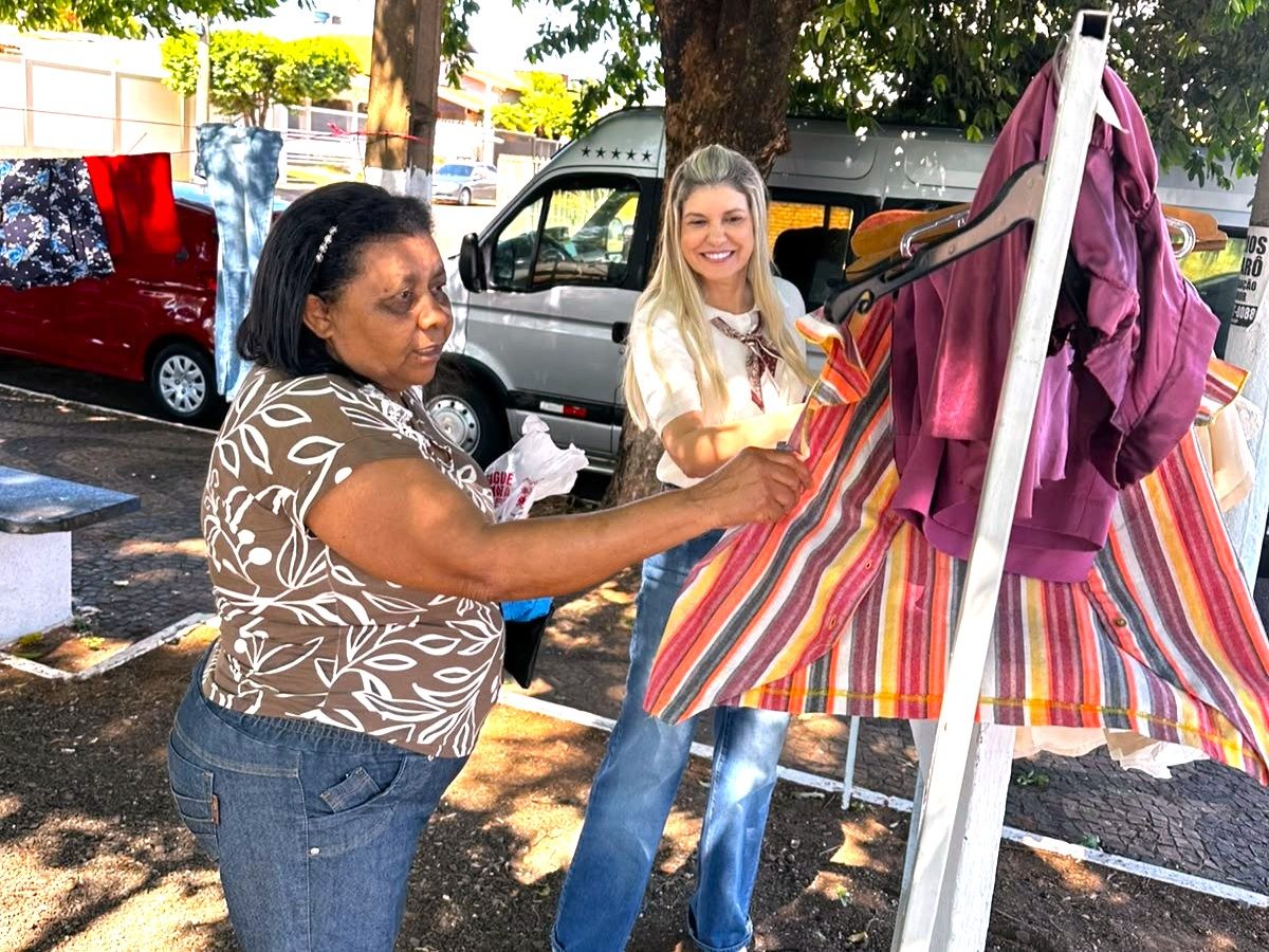 Varal Solidário entrega aproximadamente 1000 peças de roupas e calçados na Praça João Caparroz em Jales