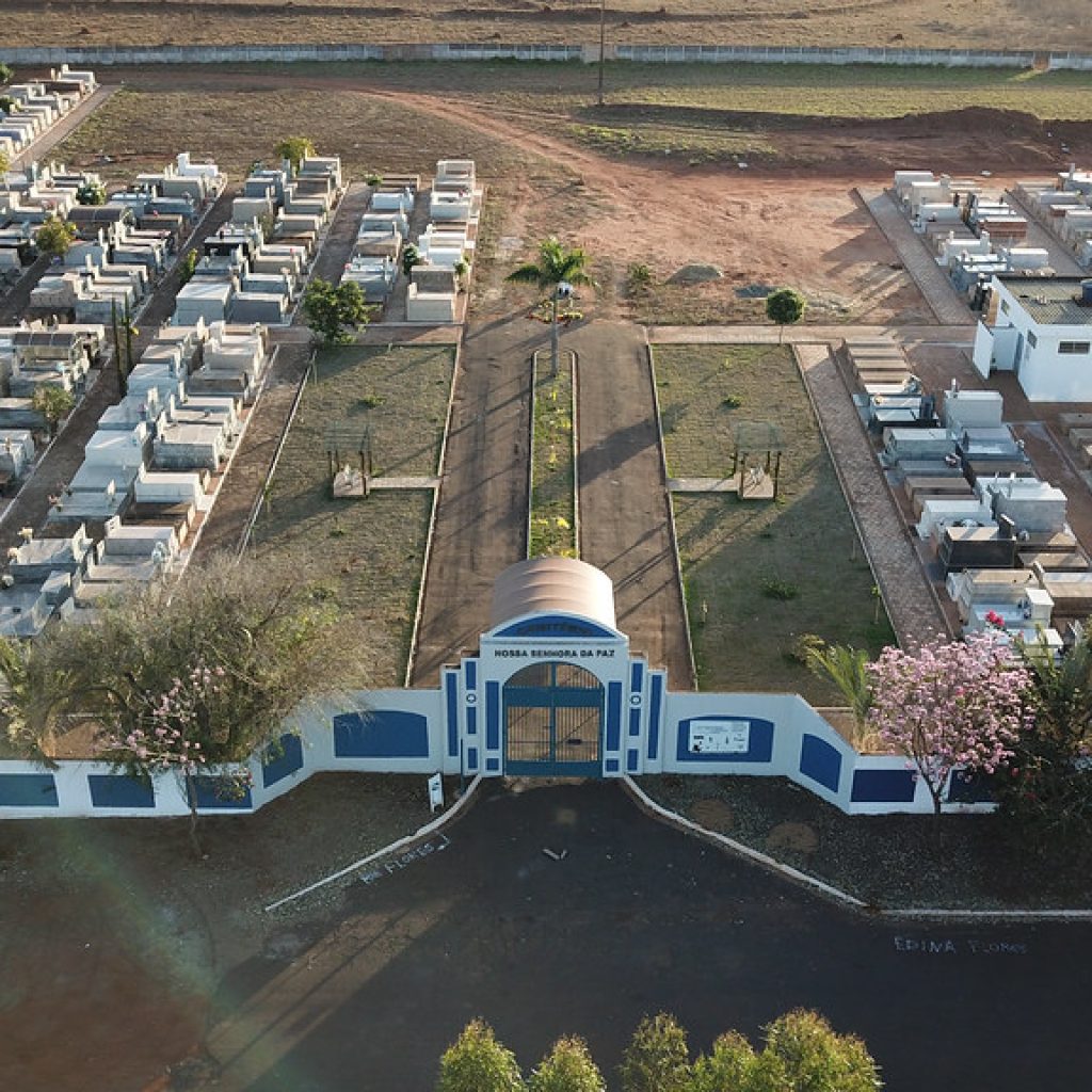 Cemitérios de Jales recebem serviços de manutenção para o Dia de Finados